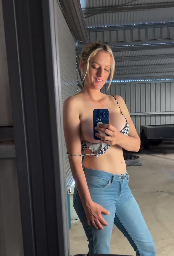 Theogcfu aka Lilabrookstone nude video shows off her topless!!!