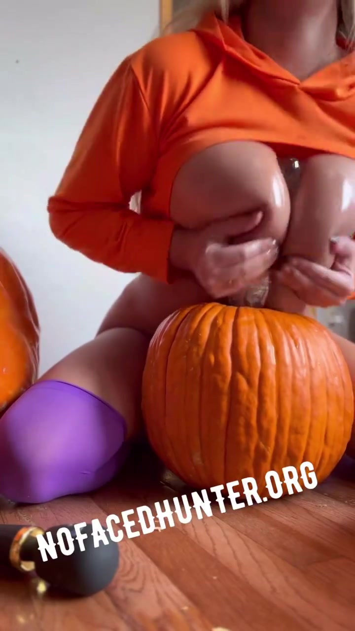 Aspen Hunter nude masturbating with a huge dildo!!!