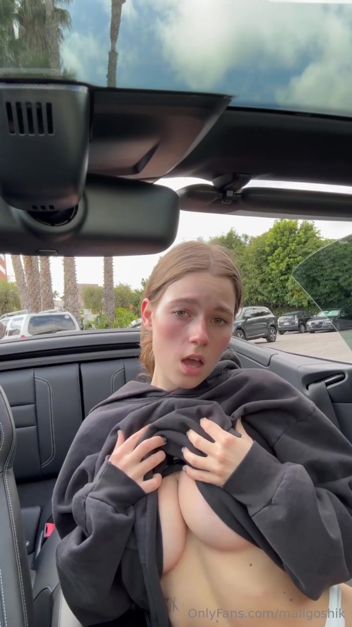 Maligoshik Lifts Her Shirt To Showing Topless In A Car In Public