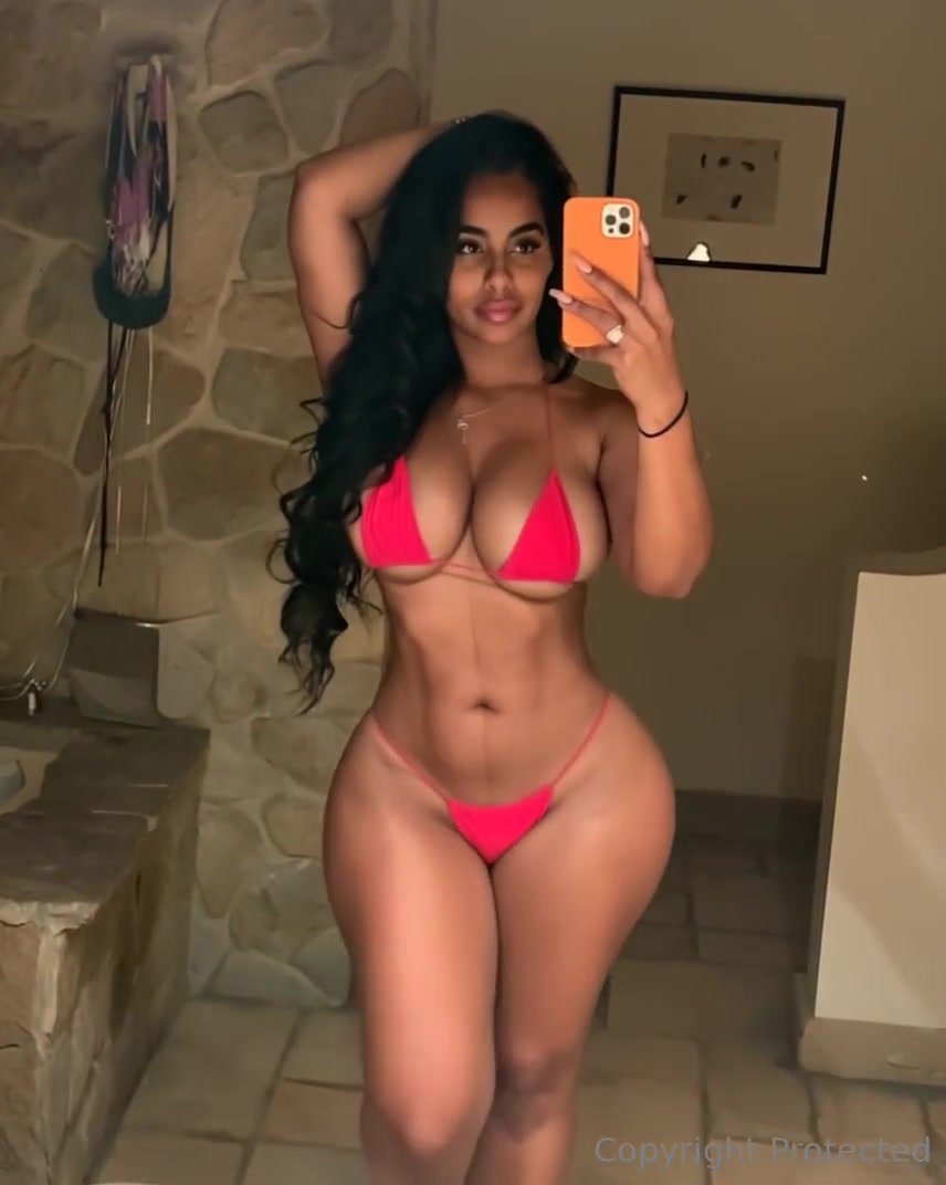 Ayisha Diaz Nude Shows Off Her Sexy Body